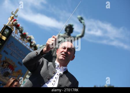 Munich, Allemagne. 03 octobre 2023. Hubert Aiwanger (électeurs libres), vice-ministre-président en Bavière, dirige devant la Bavière à la 188e Oktoberfest de Munich. Le Wiesn se termine aujourd'hui. Crédit : Karl-Josef Hildenbrand/dpa/Alamy Live News Banque D'Images