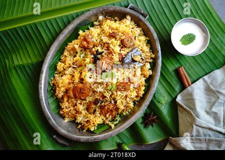 Crevettes Biryani | Malabar Chemmeen biryani servi avec du yaourt raita Banque D'Images