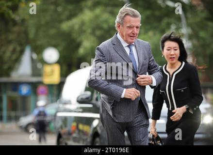 Hambourg, Allemagne. 03 octobre 2023. L'ancien chancelier allemand Gerhard Schröder et son épouse So-yeon Schröder-Kim arrivent devant l'église principale de St. Michaelis (Michel) pour la célébration centrale de la Journée de l'unité allemande. Dans le cadre de sa présidence du Bundesrat, Hambourg accueille les célébrations centrales de la Journée de l'unité allemande sous la devise «Ouvrir les horizons». Crédit : Christian Charisius/dpa/Alamy Live News Banque D'Images