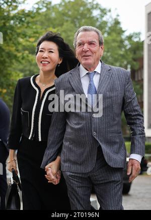 Hambourg, Allemagne. 03 octobre 2023. L'ancien chancelier allemand Gerhard Schröder (à droite) et son épouse So-yeon Schröder-Kim arrivent devant l'église principale de St. Michaelis (Michel) pour la célébration centrale de la Journée de l'unité allemande. Dans le cadre de sa présidence du Bundesrat, Hambourg accueille les célébrations centrales de la Journée de l'unité allemande sous la devise «Ouvrir les horizons». Crédit : Christian Charisius/dpa/Alamy Live News Banque D'Images
