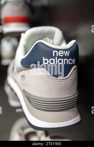 Logo New Balance à l'arrière des baskets. Minsk, Biélorussie, 3 octobre 2023 Banque D'Images
