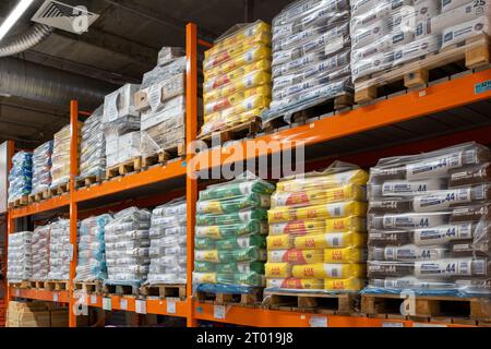 Un grand choix de matériaux de construction sont vendus dans la quincaillerie. Biens de construction et de réparation. Minsk, Biélorussie, 28 septembre 2023 Banque D'Images