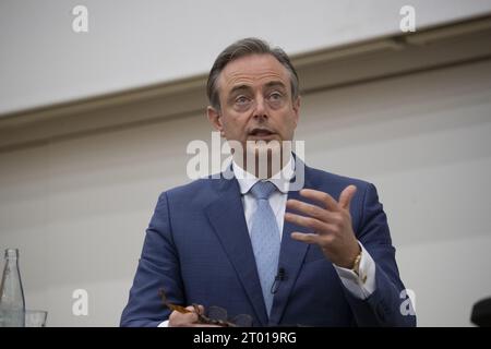 Gand, Belgique. 03 octobre 2023. Le président de la N-va Bart de Wever photographié lors de la conférence d'ouverture du cours de sciences politiques du professeur Devos, traditionnellement donné par un leader politique, à la faculté politique de l'université UGent à Gand, mardi 03 octobre 2023. Cette année est une édition spéciale (élections à venir) avec un débat politique entre les présidents de Wever (N-va), Hedebouw (PVDA), Rousseau (Vooruit) et Van Grieken (Vlaams Belang) BELGA PHOTO NICOLAS MAETERLINCK crédit : Belga News Agency/Alamy Live News Banque D'Images