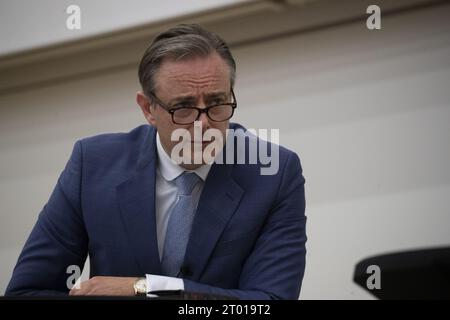 Gand, Belgique. 03 octobre 2023. Le président de la N-va Bart de Wever photographié lors de la conférence d'ouverture du cours de sciences politiques du professeur Devos, traditionnellement donné par un leader politique, à la faculté politique de l'université UGent à Gand, mardi 03 octobre 2023. Cette année est une édition spéciale (élections à venir) avec un débat politique entre les présidents de Wever (N-va), Hedebouw (PVDA), Rousseau (Vooruit) et Van Grieken (Vlaams Belang) BELGA PHOTO NICOLAS MAETERLINCK crédit : Belga News Agency/Alamy Live News Banque D'Images