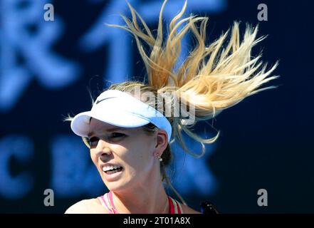 Pékin, Chine. 3 octobre 2023. La britannique Katie Boulter affronte la biélorusse Aryna Sabalenka lors du match de deuxième tour en simple féminin au tournoi de tennis China Open 2023 à Beijing, capitale de la Chine, le 3 octobre 2023. Crédit : Luo Yuan/Xinhua/Alamy Live News Banque D'Images