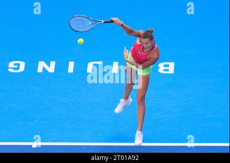 Pékin, Chine. 3 octobre 2023. La biélorusse Aryna Sabalenka sert à la britannique Katie Boulter lors du match de deuxième tour en simple féminin au tournoi de tennis China Open 2023 à Beijing, capitale de la Chine, le 3 octobre 2023. Crédit : Luo Yuan/Xinhua/Alamy Live News Banque D'Images