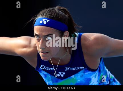 Pékin, Chine. 3 octobre 2023. La française Caroline Garcia affronte la kazakhe Yulia Putintseva lors du match de deuxième tour en simple féminin du tournoi de tennis China Open 2023 à Pékin, capitale de la Chine, le 3 octobre 2023. Crédit : Luo Yuan/Xinhua/Alamy Live News Banque D'Images