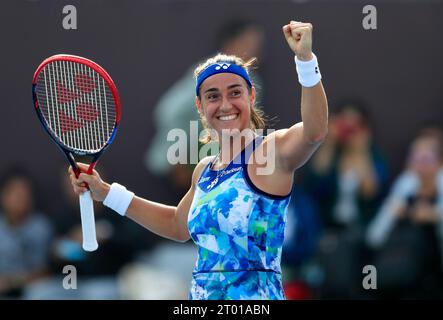 Pékin, Chine. 3 octobre 2023. La française Caroline Garcia célèbre la victoire de la kazakhe Yulia Putintseva lors du match de deuxième tour en simple féminin du tournoi de tennis China Open 2023 à Pékin, capitale de la Chine, le 3 octobre 2023. Crédit : Luo Yuan/Xinhua/Alamy Live News Banque D'Images