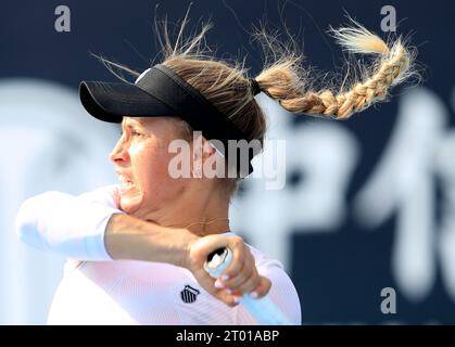 Pékin, Chine. 3 octobre 2023. La kazakhe Yulia Putintseva affronte la française Caroline Garcia lors du match de deuxième tour en simple féminin du tournoi de tennis China Open 2023 à Pékin, capitale de la Chine, le 3 octobre 2023. Crédit : Luo Yuan/Xinhua/Alamy Live News Banque D'Images