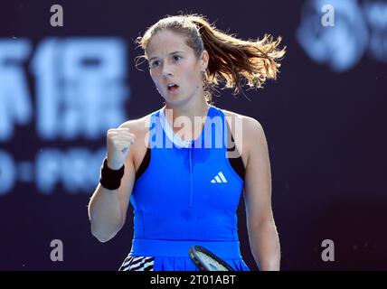 Pékin, Chine. 3 octobre 2023. La russe Daria Kasatkina célèbre les buts lors du match de deuxième tour en simple féminin au tournoi de tennis China Open 2023 à Beijing, capitale de la Chine, le 3 octobre 2023. Crédit : Luo Yuan/Xinhua/Alamy Live News Banque D'Images