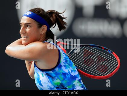 Pékin, Chine. 3 octobre 2023. La française Caroline Garcia affronte la kazakhe Yulia Putintseva lors du match de deuxième tour en simple féminin du tournoi de tennis China Open 2023 à Pékin, capitale de la Chine, le 3 octobre 2023. Crédit : Luo Yuan/Xinhua/Alamy Live News Banque D'Images