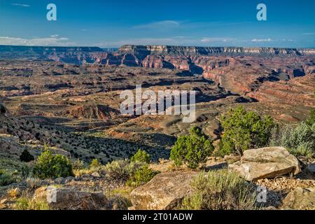 Vue tôt le matin depuis Little Saddle at Thunder River Trail, près du terrain de camping Indian Hollow, rive nord du parc national du Grand Canyon, Arizona, États-Unis Banque D'Images