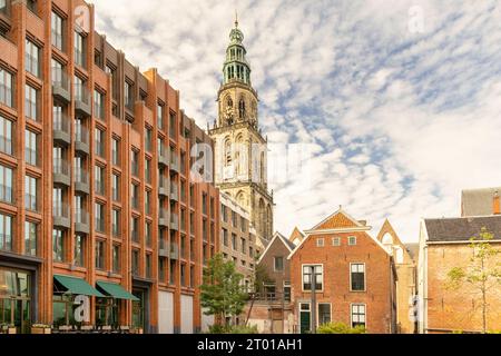 Vue sur une place de la ville en face de la tour de l'église Martinitoren à Groningen, aux pays-Bas Banque D'Images