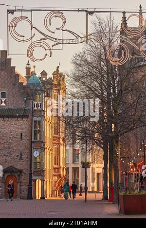 Arnhem, pays-Bas - 12 décembre 2022 : vue sur l'ancien hôtel de ville avec décoration de noël dans le centre-ville d'Arnhem, pays-Bas Banque D'Images