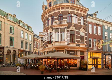 Arnhem, pays-Bas - 12 décembre 2022 : petite place avec magasins et bar avec décoration de noël dans le centre-ville d'Arnhem, pays-Bas Banque D'Images