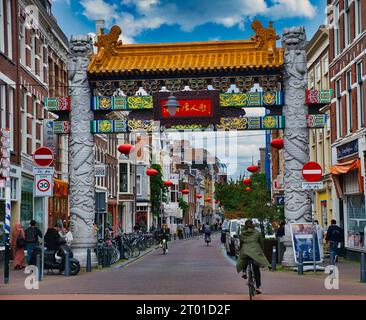 Porte d'entrée richement décorée de Chinatown dans la ville de la Haye, aux pays-Bas Banque D'Images