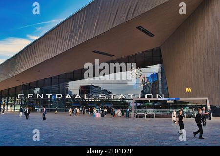 L'entrée du bâtiment moderne de la gare centrale de Rotterdam. Reflet des bâtiments environnants dans le verre. Banque D'Images