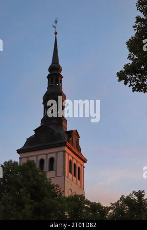 St. Église et musée de Nicolas au coucher du soleil. Photo prise à Tallinn, Estonie en août 2023 Banque D'Images