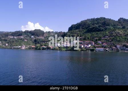 Vue vers la communauté riveraine de bateau de rivière naviguant sur le fleuve Douro Portugal eu sur une belle journée de septembre Banque D'Images