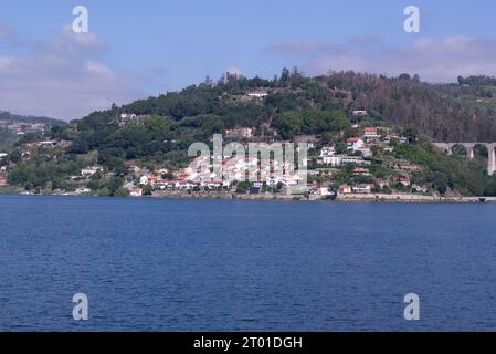 Vue vers la communauté riveraine de bateau de rivière naviguant sur le fleuve Douro Portugal eu sur une belle journée de septembre Banque D'Images