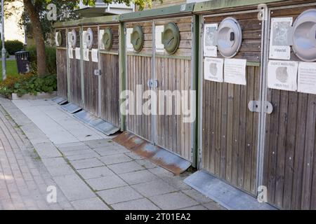 Stockholm, Suède - 26 septembre 2023 : poubelles dans une rangée Banque D'Images