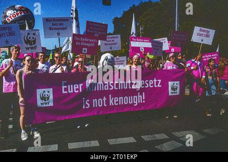 Barbie Sisters protestant contre les combustibles fossiles au vendredi pour le climat à Brandenburger Tor. Berlin, Allemagne. Photo prise sur un ancien film couleur Kodak analogique. Banque D'Images