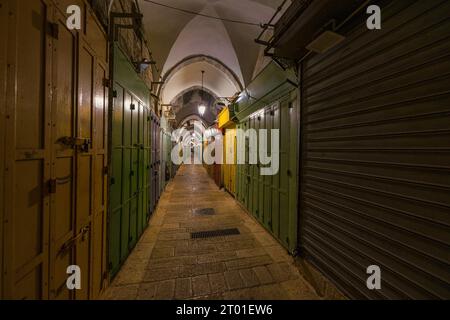 Vue la nuit, quand chaque magasin est fermé, d'un marché traditionnel pittoresque dans la vieille ville de Jérusalem. Banque D'Images