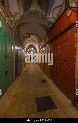 Vue la nuit, quand chaque magasin est fermé, d'un marché traditionnel pittoresque dans la vieille ville de Jérusalem. Banque D'Images