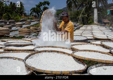 Sumedang, Java Ouest, Indonésie. 3 octobre 2023. Un ouvrier sèche de la farine de tapioca fabriquée à partir de manioc dans une maison de production de Sumedang, Java occidental. Les ventes de farine de tapioca ont diminué de 50 % en raison d'une baisse de la demande du marché. (Image de crédit : © Algi Febri Sugita/ZUMA Press Wire) USAGE ÉDITORIAL SEULEMENT! Non destiné à UN USAGE commercial ! Banque D'Images