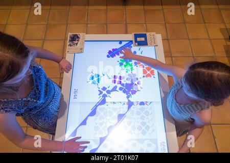 Enfants / enfants écran activité dans le vestibule de réception intérieur du bâtiment de la galerie Musée Matisse à Nice, France. Image de puzzle interactif est fleurs et fruits. (135) Banque D'Images