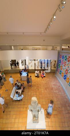 Vestibule panoramique de réception intérieure de l'aile moderne du bâtiment de la galerie Musée Matisse à Nice, France. L'image à droite est 'fleurs et fruits'. (135) Banque D'Images