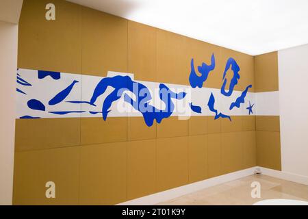 Salle avec travail du céramiste Hans Spinner 'After' la piscine (découpe papier) de l'artiste Henri Matisse, dans la galerie du Musée Matisse, à Nice, France. (135) Banque D'Images