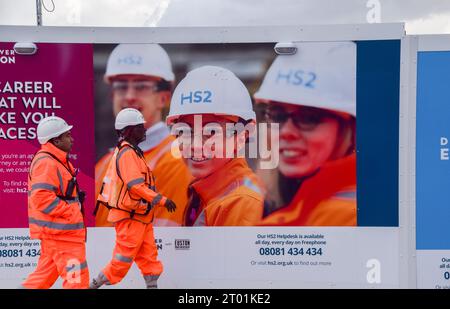 Londres, Angleterre, Royaume-Uni. 3 octobre 2023. Les travailleurs passent devant le chantier HS2 à Euston Station, car les rapports suggèrent qu'une partie de la ligne ferroviaire High Speed 2, entre Birmingham et Manchester, pourrait être coupée en raison de la flambée des coûts. Le projet de plusieurs milliards de livres sterling a connu des problèmes et des retards. (Image de crédit : © Vuk Valcic/ZUMA Press Wire) USAGE ÉDITORIAL SEULEMENT! Non destiné à UN USAGE commercial ! Crédit : ZUMA Press, Inc./Alamy Live News Banque D'Images