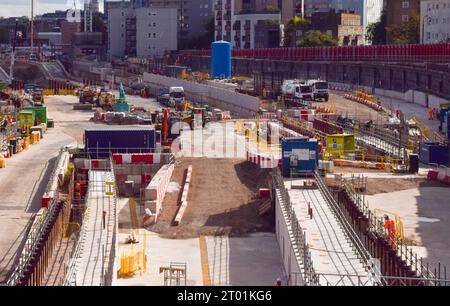 Londres, Angleterre, Royaume-Uni. 3 octobre 2023. Le chantier HS2 près de la gare d'Euston, car les rapports suggèrent qu'une partie de la ligne ferroviaire à grande vitesse 2, entre Birmingham et Manchester, pourrait être coupée en raison de la flambée des coûts. Le projet de plusieurs milliards de livres sterling a connu des problèmes et des retards. (Image de crédit : © Vuk Valcic/ZUMA Press Wire) USAGE ÉDITORIAL SEULEMENT! Non destiné à UN USAGE commercial ! Crédit : ZUMA Press, Inc./Alamy Live News Banque D'Images