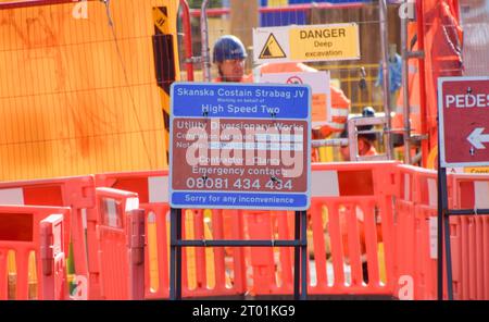 Londres, Angleterre, Royaume-Uni. 3 octobre 2023. Le chantier HS2 près de la gare d'Euston, car les rapports suggèrent qu'une partie de la ligne ferroviaire à grande vitesse 2, entre Birmingham et Manchester, pourrait être coupée en raison de la flambée des coûts. Le projet de plusieurs milliards de livres sterling a connu des problèmes et des retards. (Image de crédit : © Vuk Valcic/ZUMA Press Wire) USAGE ÉDITORIAL SEULEMENT! Non destiné à UN USAGE commercial ! Crédit : ZUMA Press, Inc./Alamy Live News Banque D'Images