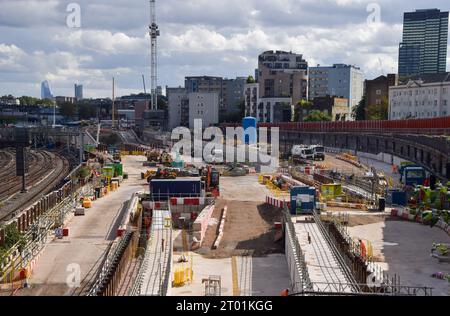 Londres, Angleterre, Royaume-Uni. 3 octobre 2023. Le chantier HS2 près de la gare d'Euston, car les rapports suggèrent qu'une partie de la ligne ferroviaire à grande vitesse 2, entre Birmingham et Manchester, pourrait être coupée en raison de la flambée des coûts. Le projet de plusieurs milliards de livres sterling a connu des problèmes et des retards. (Image de crédit : © Vuk Valcic/ZUMA Press Wire) USAGE ÉDITORIAL SEULEMENT! Non destiné à UN USAGE commercial ! Crédit : ZUMA Press, Inc./Alamy Live News Banque D'Images