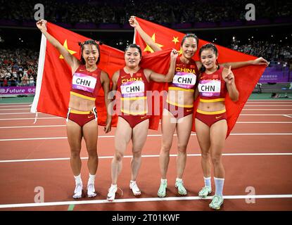 Hangzhou, province chinoise du Zhejiang. 3 octobre 2023. GE Manqi, Yuan Qiqi, Wei Yongli et Liang Xiaojing (de gauche à droite) de Chine célèbrent après la finale féminine du 4Á100m d'athlétisme aux 19es Jeux asiatiques à Hangzhou, dans la province du Zhejiang, dans l'est de la Chine, le 3 octobre 2023. Crédit : Song Yanhua/Xinhua/Alamy Live News Banque D'Images