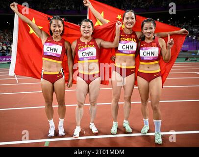 Hangzhou, province chinoise du Zhejiang. 3 octobre 2023. GE Manqi, Yuan Qiqi, Wei Yongli et Liang Xiaojing (de gauche à droite) de Chine célèbrent après la finale féminine du 4Á100m d'athlétisme aux 19es Jeux asiatiques à Hangzhou, dans la province du Zhejiang, dans l'est de la Chine, le 3 octobre 2023. Crédit : Song Yanhua/Xinhua/Alamy Live News Banque D'Images