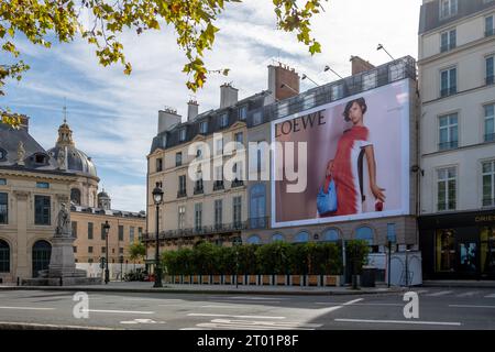 Panneau publicitaire pour Loewe, une maison de couture de luxe espagnole, sur les échafaudages des travaux de restauration sur la façade d'un immeuble parisien Banque D'Images