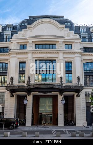 Entrée du bâtiment du siège de Louis Vuitton. Louis Vuitton est une maison de couture française de luxe Banque D'Images