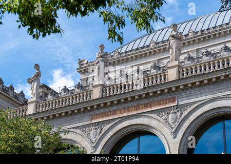 Détail de la façade du Théâtre du Châtelet, théâtre parisien situé sur la place du Châtelet, dans le 1e arrondissement de Paris Banque D'Images