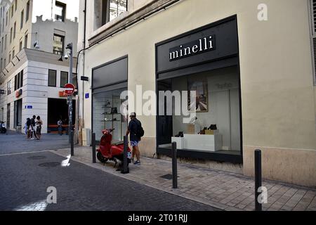 Marseille, France. 1 octobre 2023. Un homme marchant devant un scooter Vespa garé devant le magasin fermé Minelli rue Vacon à Marseille. Le tribunal de commerce de Marseille a placé la marque Minelli sous séquestre le 28 septembre 2023 afin de préparer la vente à un nouvel actionnaire pour garantir la poursuite de l’activité. La marque de chaussures emploie 500 employés et compte 120 magasins. (Image de crédit : © Gerard Bottino/SOPA Images via ZUMA Press Wire) USAGE ÉDITORIAL SEULEMENT! Non destiné à UN USAGE commercial ! Banque D'Images