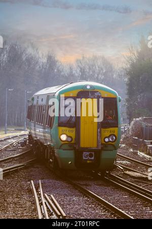 Train de voyageurs Southern Class 377 approchant de la gare de Tattenham Corner, Surrey, Angleterre, Banque D'Images