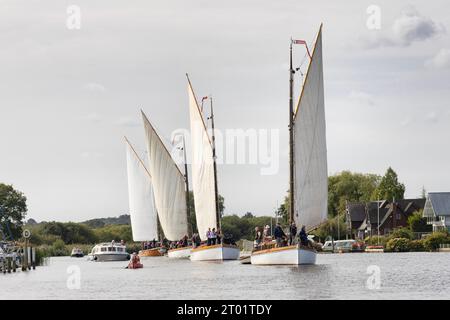 Célèbre Norfolk Wherries naviguant sur la rivière Bure, Norfolk Broads, East Anglia, Royaume-Uni Banque D'Images