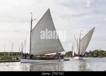 Célèbre Norfolk Wherries naviguant sur la rivière Bure, Norfolk Broads, East Anglia, Royaume-Uni Banque D'Images