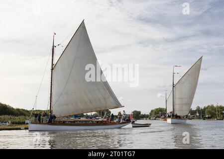 Célèbre Norfolk Wherries naviguant sur la rivière Bure, Norfolk Broads, East Anglia, Royaume-Uni Banque D'Images