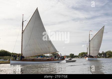 Célèbre Norfolk Wherries naviguant sur la rivière Bure, Norfolk Broads, East Anglia, Royaume-Uni Banque D'Images