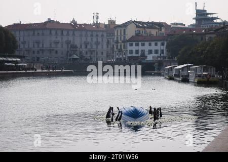 Milan, Italie. 03 octobre 2023. Vue d'ensemble de l'installation commémorant le naufrage de Lampedusa du 3 octobre 2013 dans lequel 368 migrants sont morts en mer le 03 octobre 2023 à Milan, Italie (photo d'Alessandro Bremec/NurPhoto) crédit : NurPhoto SRL/Alamy Live News Banque D'Images