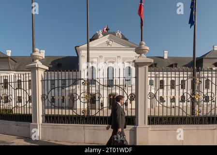 Bratislava, Slovaquie. 3 octobre 2023. Un homme passe devant le Palais Grassalkovich, une résidence officielle du Président de la République de Slovaquie. (Image de crédit : © John Wreford/SOPA Images via ZUMA Press Wire) USAGE ÉDITORIAL SEULEMENT! Non destiné à UN USAGE commercial ! Banque D'Images