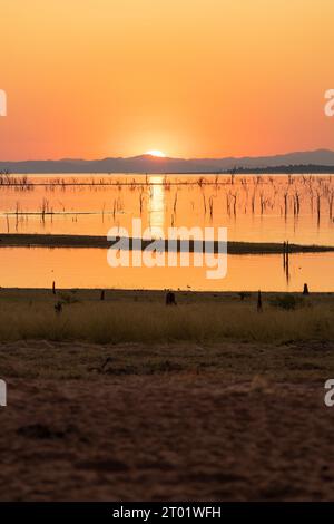 Un magnifique coucher de soleil sur le lac Kariba au Zimbabwe, pris dans le parc national de Matusadona Banque D'Images